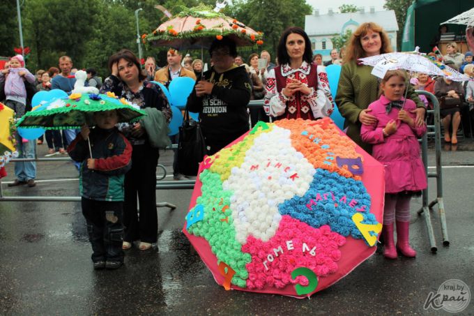 В ход шли диски, газеты и двухметровый пододеяльник. Вилейчане украсили почти 50 зонтов (фото)