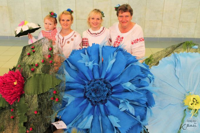 В ход шли диски, газеты и двухметровый пододеяльник. Вилейчане украсили почти 50 зонтов (фото)