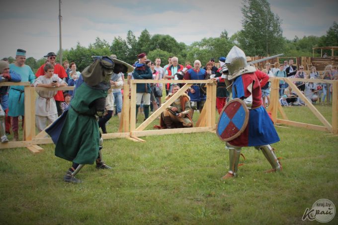 Штурм замка, бои и танцы. Фестиваль «Гонару продкаў» в Вилейке посетили свыше 1 000 человек (фото)