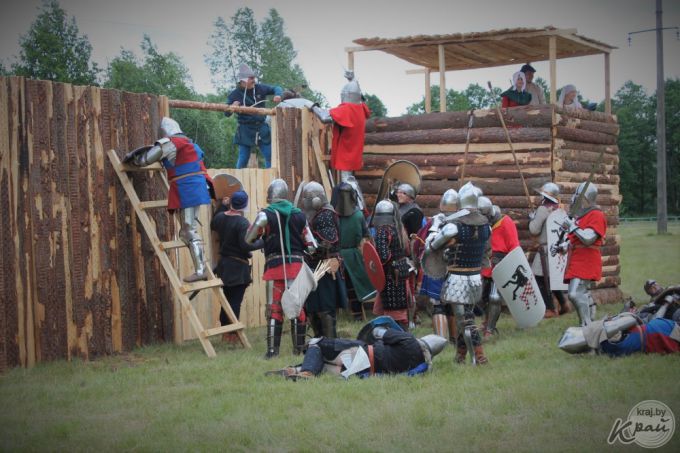 Штурм замка, бои и танцы. Фестиваль «Гонару продкаў» в Вилейке посетили свыше 1 000 человек (фото)