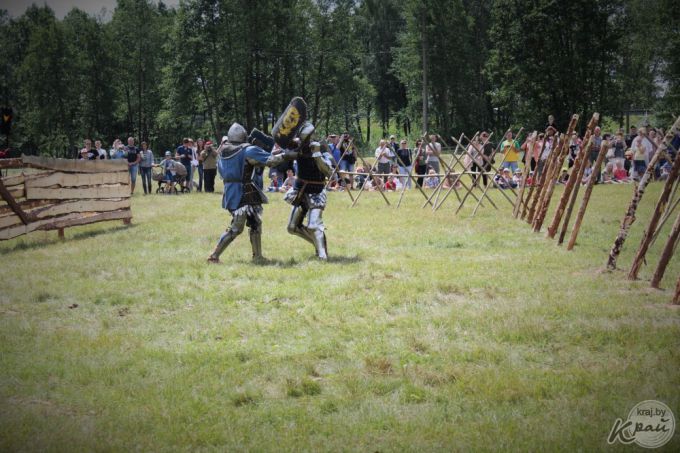 Штурм замка, бои и танцы. Фестиваль «Гонару продкаў» в Вилейке посетили свыше 1 000 человек (фото)