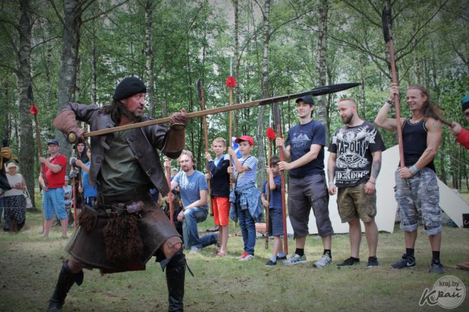 Штурм замка, бои и танцы. Фестиваль «Гонару продкаў» в Вилейке посетили свыше 1 000 человек (фото)