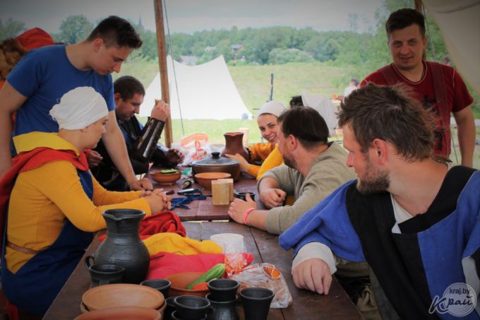 Штурм замка, бои и танцы. Фестиваль «Гонару продкаў» в Вилейке посетили свыше 1 000 человек (фото)
