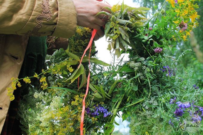 Чем пышнее, тем лучше. Три совета, как сплести купальский венок (фото)