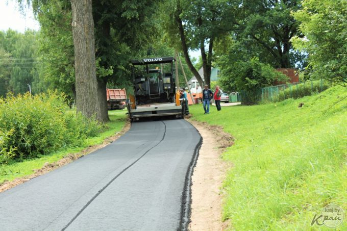 Километровую велодорожку достраивают в Вилейке. Обкатать ее велолюбители смогут уже завтра (фото)