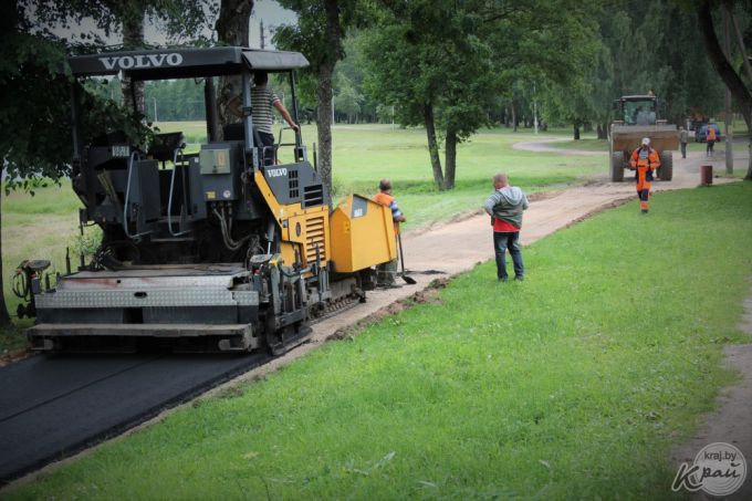 Километровую велодорожку достраивают в Вилейке. Обкатать ее велолюбители смогут уже завтра (фото)