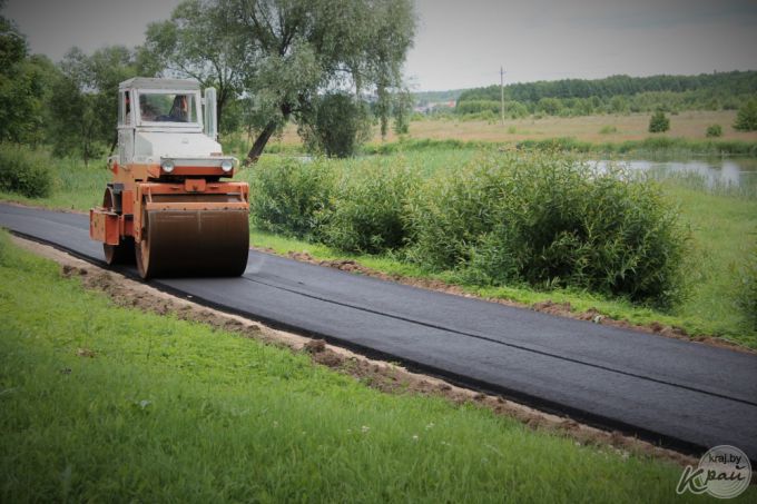 Километровую велодорожку достраивают в Вилейке. Обкатать ее велолюбители смогут уже завтра (фото)