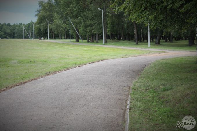 Километровую велодорожку достраивают в Вилейке. Обкатать ее велолюбители смогут уже завтра (фото)