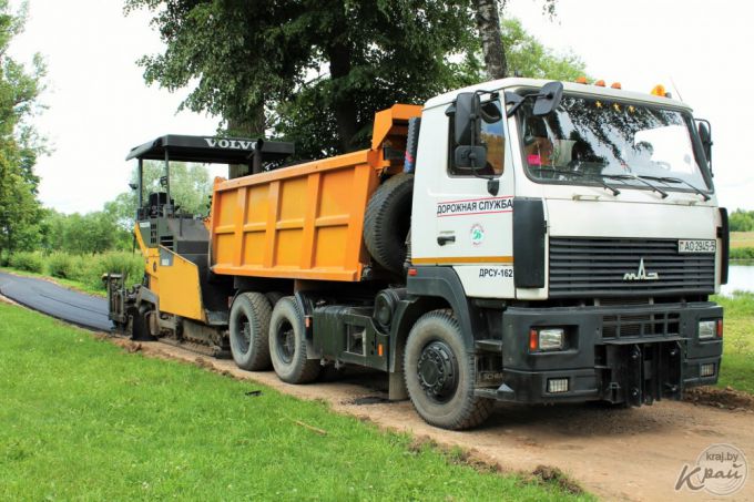 Километровую велодорожку достраивают в Вилейке. Обкатать ее велолюбители смогут уже завтра (фото)