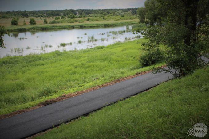 Километровую велодорожку достраивают в Вилейке. Обкатать ее велолюбители смогут уже завтра (фото)