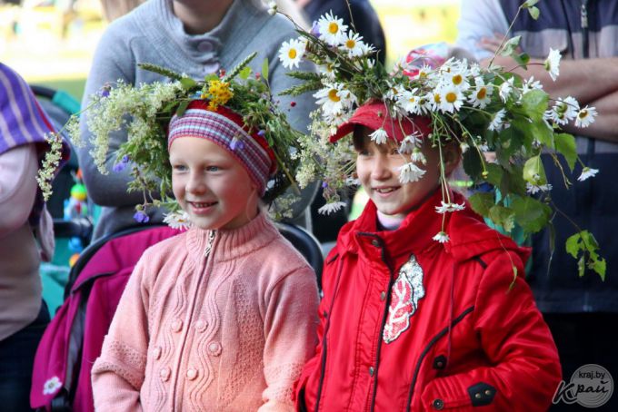 Сотни молодечненцев пришли на Купалье в парк (фото)