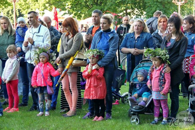 Сотни молодечненцев пришли на Купалье в парк (фото)