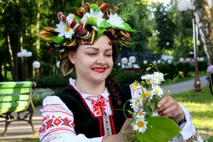 Сотни молодечненцев пришли на Купалье в парк (фото)