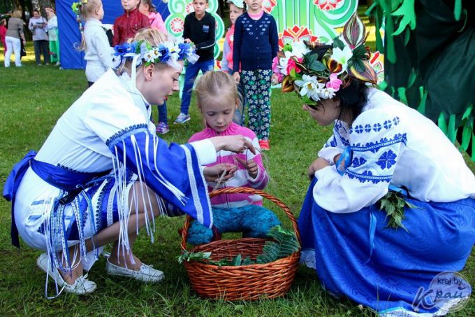 Сотни молодечненцев пришли на Купалье в парк (фото)