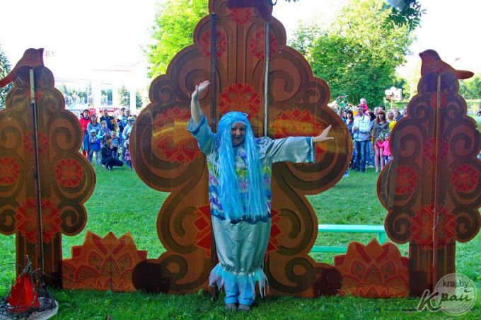 Сотни молодечненцев пришли на Купалье в парк (фото)