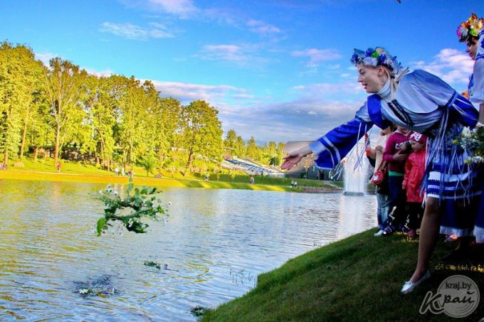 Сотни молодечненцев пришли на Купалье в парк (фото)