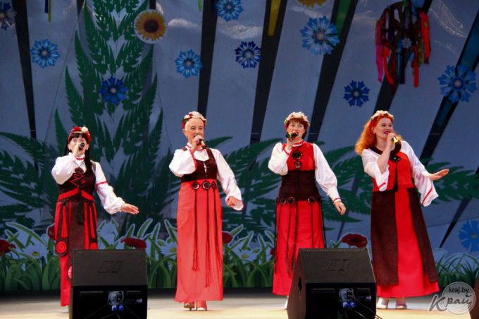 Сотни молодечненцев пришли на Купалье в парк (фото)