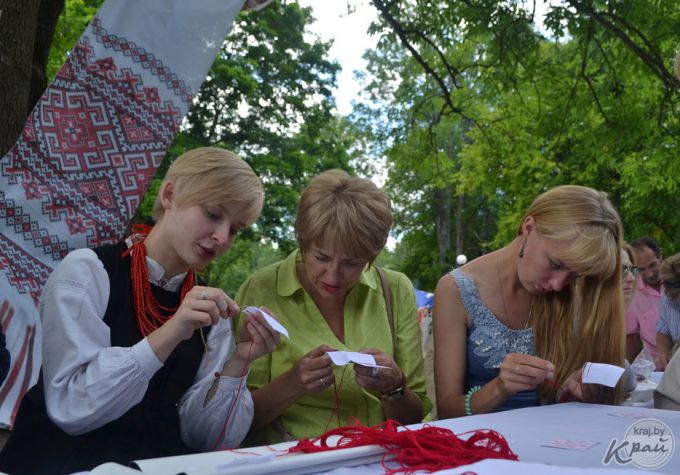«Купалінка» в современной обработке и 4-метровый рушник. Как прошел праздник поэзии, песни и народных ремесел в Вязынке