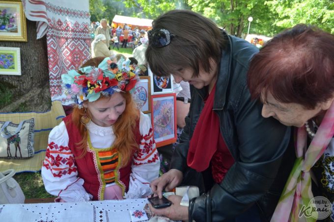 «Купалінка» в современной обработке и 4-метровый рушник. Как прошел праздник поэзии, песни и народных ремесел в Вязынке