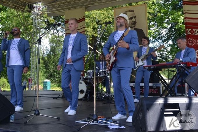 «Купалінка» в современной обработке и 4-метровый рушник. Как прошел праздник поэзии, песни и народных ремесел в Вязынке