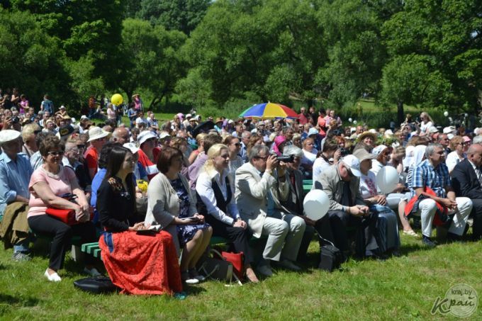 «Купалінка» в современной обработке и 4-метровый рушник. Как прошел праздник поэзии, песни и народных ремесел в Вязынке