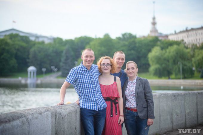 Уже подали заявления в загс. Братья-близнецы из Молодечно женятся в один день на сестрах-близняшках (фото)