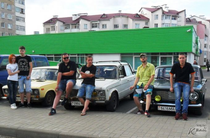 Затюнингованный «Запорожец» и рабочий ЕрАЗ. Пробег ретроавтомобилей в Молодечно встречали сигналами клаксонов