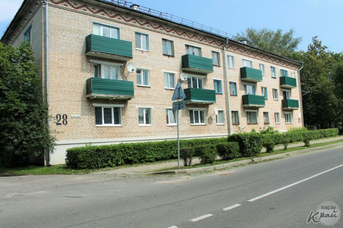 «Водой не пользуюсь, потому что ее нет!» Жильцы трехэтажки в Вилейке спускают по 30 литров воды, чтобы дождаться горячую