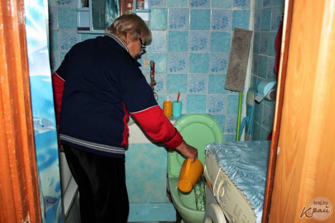 «Водой не пользуюсь, потому что ее нет!» Жильцы трехэтажки в Вилейке спускают по 30 литров воды, чтобы дождаться горячую