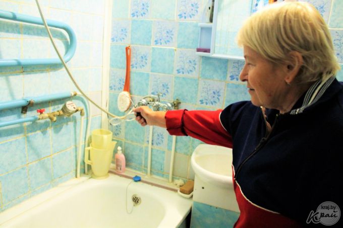 «Водой не пользуюсь, потому что ее нет!» Жильцы трехэтажки в Вилейке спускают по 30 литров воды, чтобы дождаться горячую