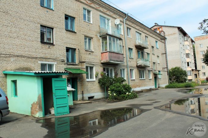 «Водой не пользуюсь, потому что ее нет!» Жильцы трехэтажки в Вилейке спускают по 30 литров воды, чтобы дождаться горячую