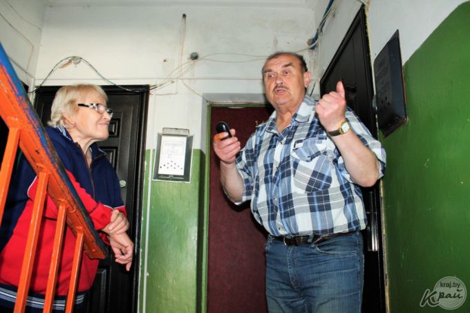 «Водой не пользуюсь, потому что ее нет!» Жильцы трехэтажки в Вилейке спускают по 30 литров воды, чтобы дождаться горячую