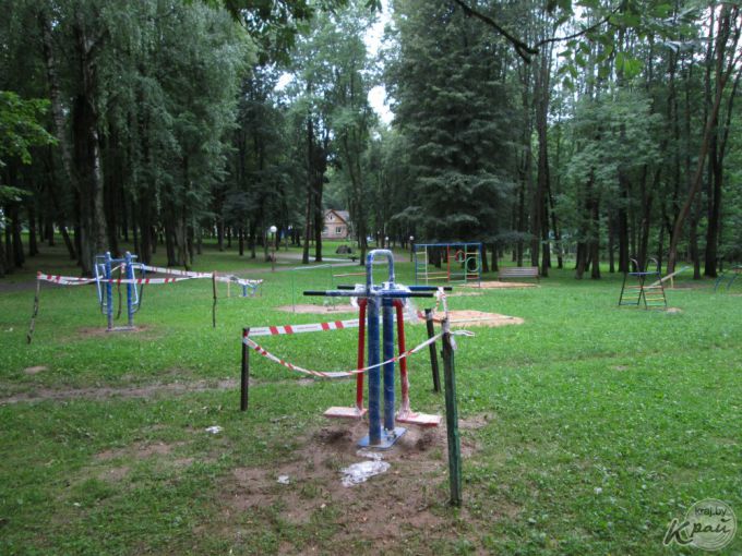Бесплатный фитнес на свежем воздухе. В Молодечненском парке установили уличные тренажеры (фото)