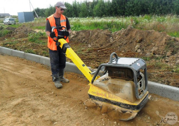 Строительство дороги в Рагозах Молодечненского района планируют завершить к концу августа (фото)