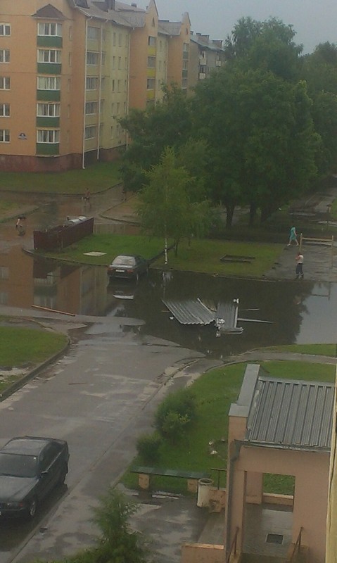 Ветер срывал крыши, ломал заборы и деревья – непогода в Вилейке 2 августа (фото)