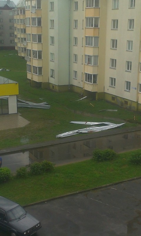 Ветер срывал крыши, ломал заборы и деревья – непогода в Вилейке 2 августа (фото)