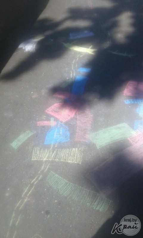 Жительница Молодечно: «Ребенку запрещают рисовать мелом на асфальте. Это законно?» (фото)