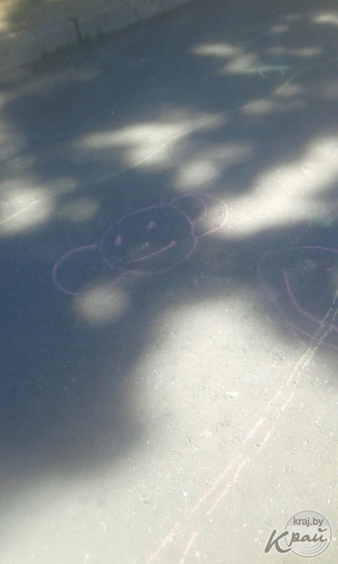 Жительница Молодечно: «Ребенку запрещают рисовать мелом на асфальте. Это законно?» (фото)