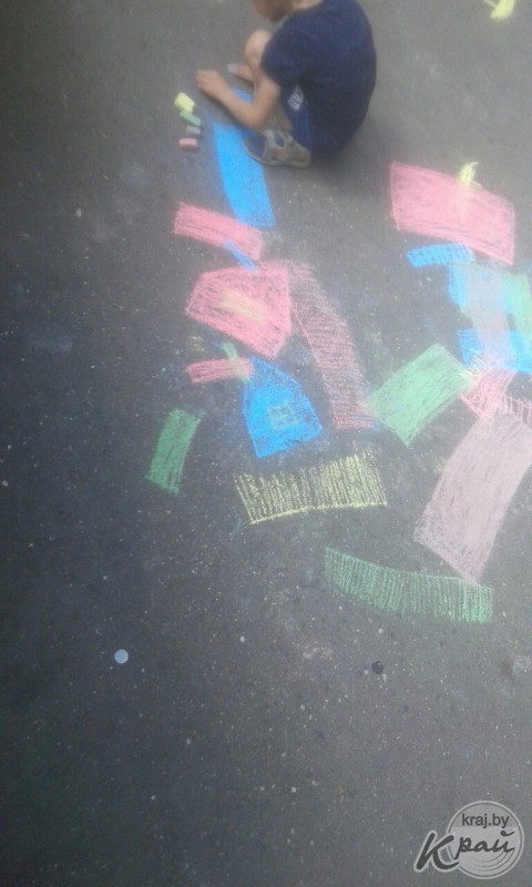 Жительница Молодечно: «Ребенку запрещают рисовать мелом на асфальте. Это законно?» (фото)