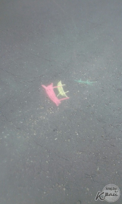 Жительница Молодечно: «Ребенку запрещают рисовать мелом на асфальте. Это законно?» (фото)