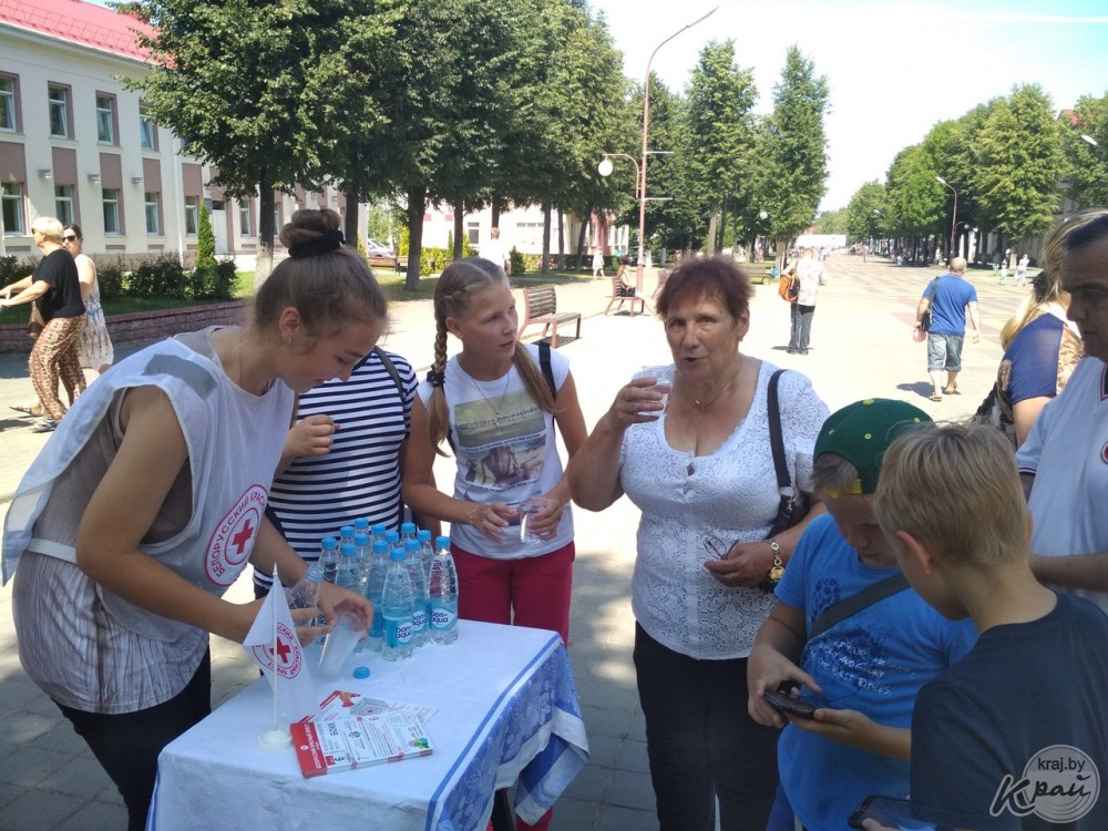 Новости молодечно. Волонтеры на жаре. Волонтеры красного Креста в Молодечненской газеты.