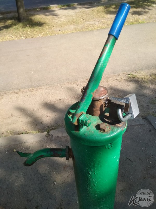 Водички бесплатно не попить – водоканал вешает замки на колонки в частном секторе в Молодечно