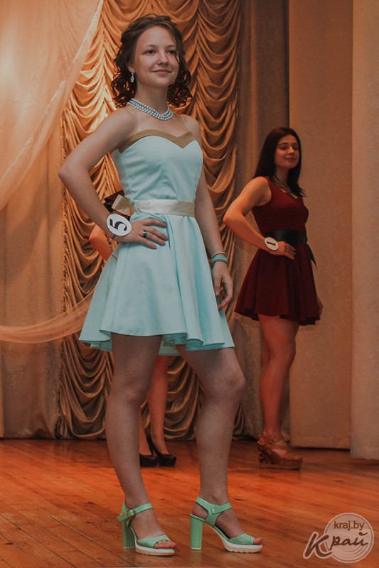 Платьем из игральных карт и постановкой рассказа Чехова удивили претендентки на титул «Мисс Радошковичи – 2017» (фото)