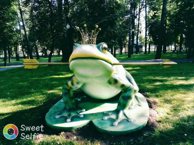 «Интересно, ярко, но не для парка». Царевну-лягушку установили в городском парке Вилейки, но жители недовольны