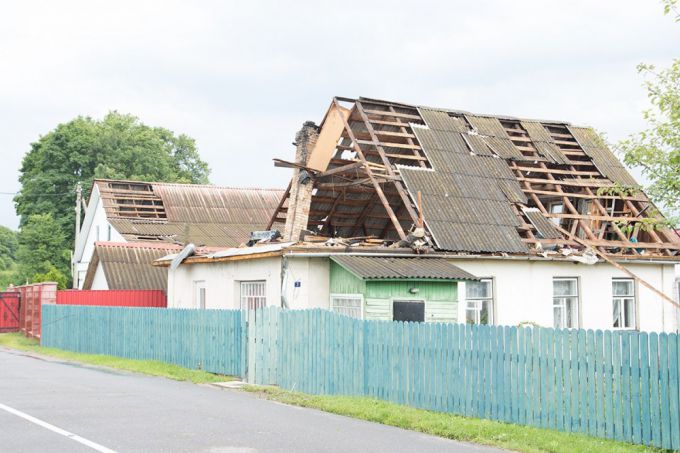 Деревья на машинах и деревни без света. МЧС о последствиях грозового фронта в Вилейке 2 августа (фото, видео)