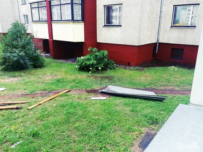 Ветер срывал крыши, ломал заборы и деревья – непогода в Вилейке 2 августа (фото)