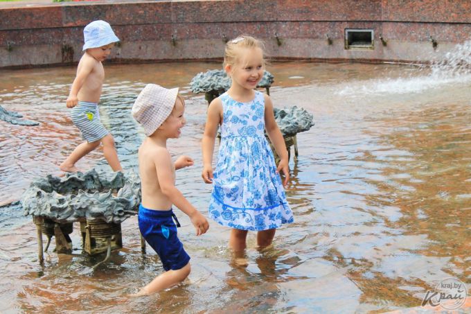В фонтанах купались только дети. Молодечненские десантники в День ВДВ собирали деньги для приюта (фото)