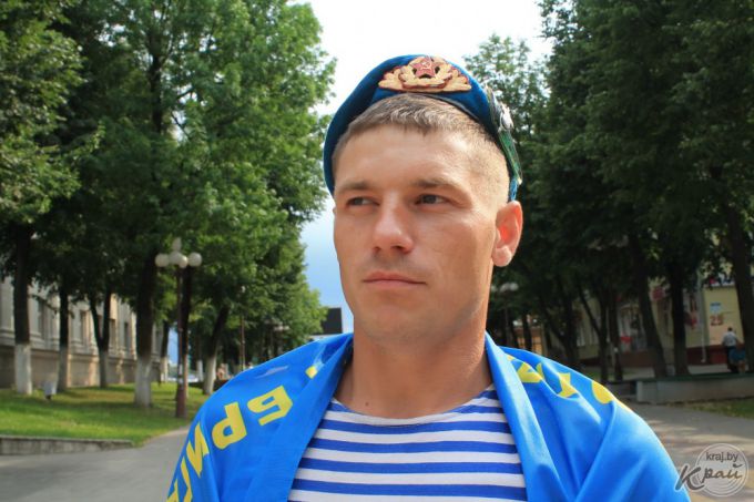 В фонтанах купались только дети. Молодечненские десантники в День ВДВ собирали деньги для приюта (фото)