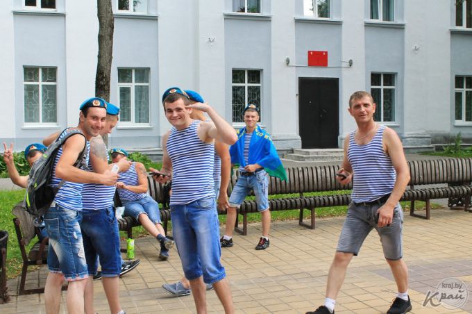 В фонтанах купались только дети. Молодечненские десантники в День ВДВ собирали деньги для приюта (фото)