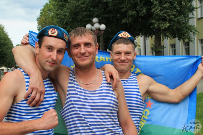 В фонтанах купались только дети. Молодечненские десантники в День ВДВ собирали деньги для приюта (фото)